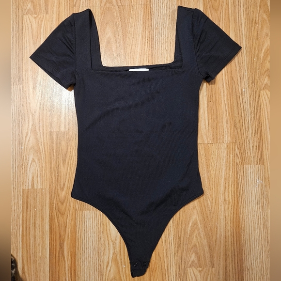 Babaton Tops - Aritzia Babaton contour bodysuit